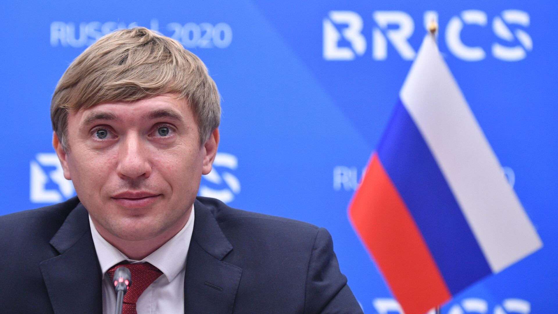 Гуров заявил, что Герои России служат примером для молодежи