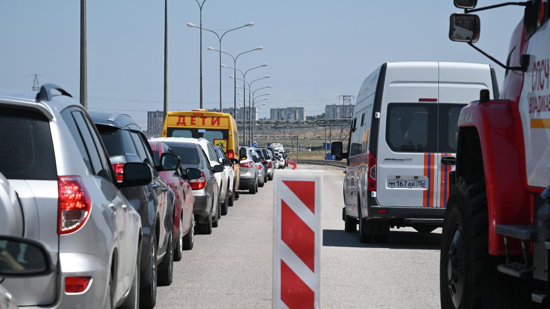 Количество автомобилей в очереди перед Крымским мостом уменьшилось до 1100